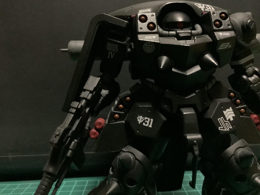 このマーキングで分かると思いますが、この4機は小隊を組んでいます。1号機のマーキングがありませんが、ヴァント・ザクが1号機になります。また、3号機のドワッジは宇宙では活動出来ないので、宇宙での3号機パイロットの乗機はゲルググウェルテクスになります。ゲルググウェルテクスについては、現在製作中なので、完成次第アップしたいと思います。お楽しみに(^^)それでは今回はこの辺で。ご覧いただきありがとうございました！