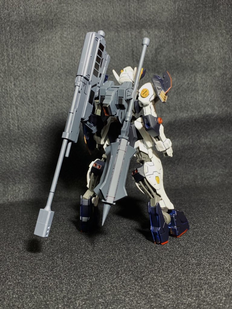 ギャラルホルン兵時代に鉄華団との戦闘を経験しており、その強さに憧れを抱いている。そのため、武装も「ガンダムバルバトス」を思わせるようなものとなっている。