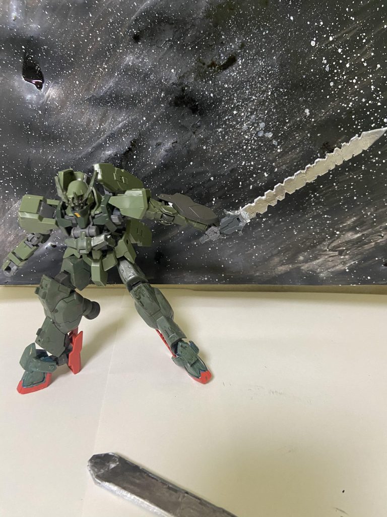 ナノラミネートフランベルジュソードメイスの中に隠されたもう1つの武装γラノラミネートソードと同じ機能を持っており技術力の向上によりケーブルを通さず手のひらから直接エイハブ粒子を送り込むことが可能となっている、設定ではデータ収集のために一機だけ製造されギャラルホルン所属の一般パイロットが登場することとなる。以上、グレイズガンダムタイプでした、足パーツを変えただけでなんか結構ごついイメージになってしまいました、機体名も色々考えたのですが他の悪魔の名前をつけようにも今後キット化した際に絶対被るので遠慮しました、こんな名前がいいんじゃないかな?みたいなものがありましたらよろしければコメントいただきたいです、閲覧ありがとうございました。