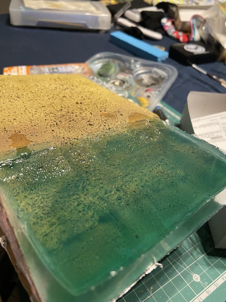 ジオラマはスタイロとレジンで作成。