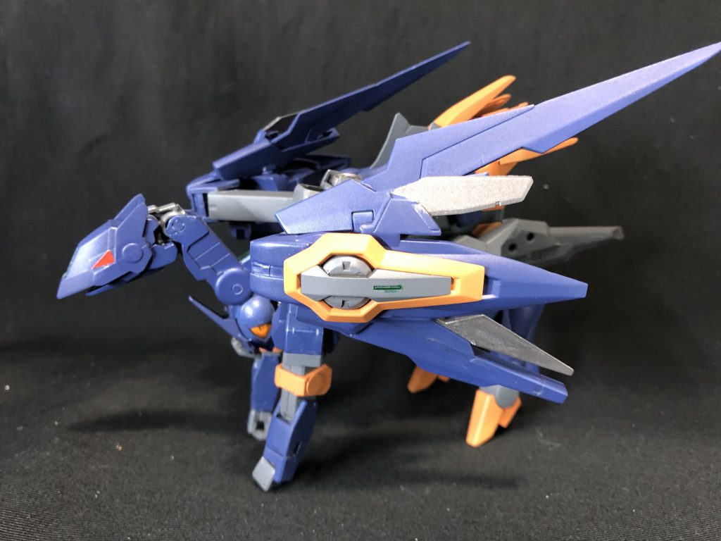 おまけ、グリフォンモード。変形機構の副産物的な形態。性能面ではMS形態の方が火力が高く、ロック鳥モードの方が飛行能力が高い為、微妙な位置付けとなる。見た目は強そうだけどそれほど強くはなっていないという、ハッタリ変形だったりします。まあおまけとして、こんな感じにも変形できるのね〜くらいに思っていただければ。