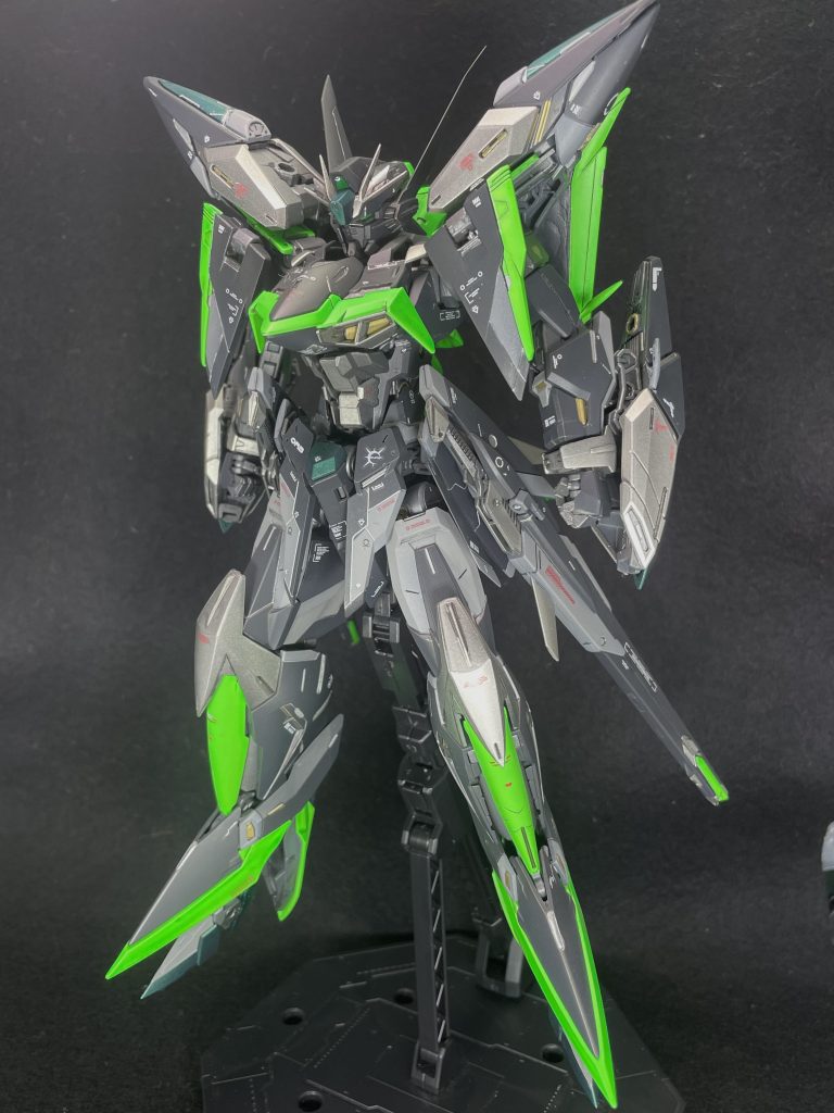 黒背景バージョン肩の三角形のパーツ裏側?肉抜き穴を埋めてみたんですが無知なものでラッカーパテで埋めたら全然固まらず、、、笑剥がそうと思ったら裏装甲面が割れ始めてたので諦めてそのまま塗りました…😭