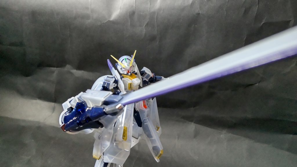 ホイルシール、マーキングシールはそのまま使ってますが、額センサーのなぜか足りない部分、MA形態の額センサーはメタリックグリーンの余白を切って貼りました。腰のVマークは塗装したので使ってません。