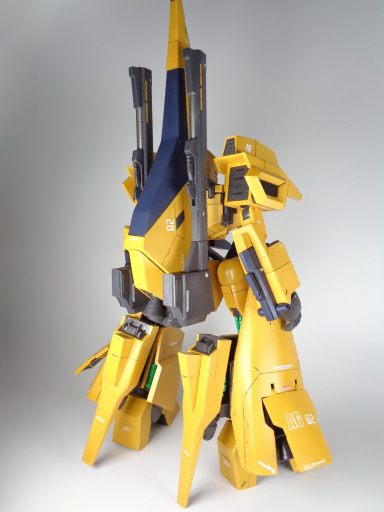 背部のバックパック兼MA機首はボリュームあるように見えて細めに見える独特な形状なのでなかなか苦労しました。クレイバズーカもREとMG流用品を肩部にマウントできるように改造。