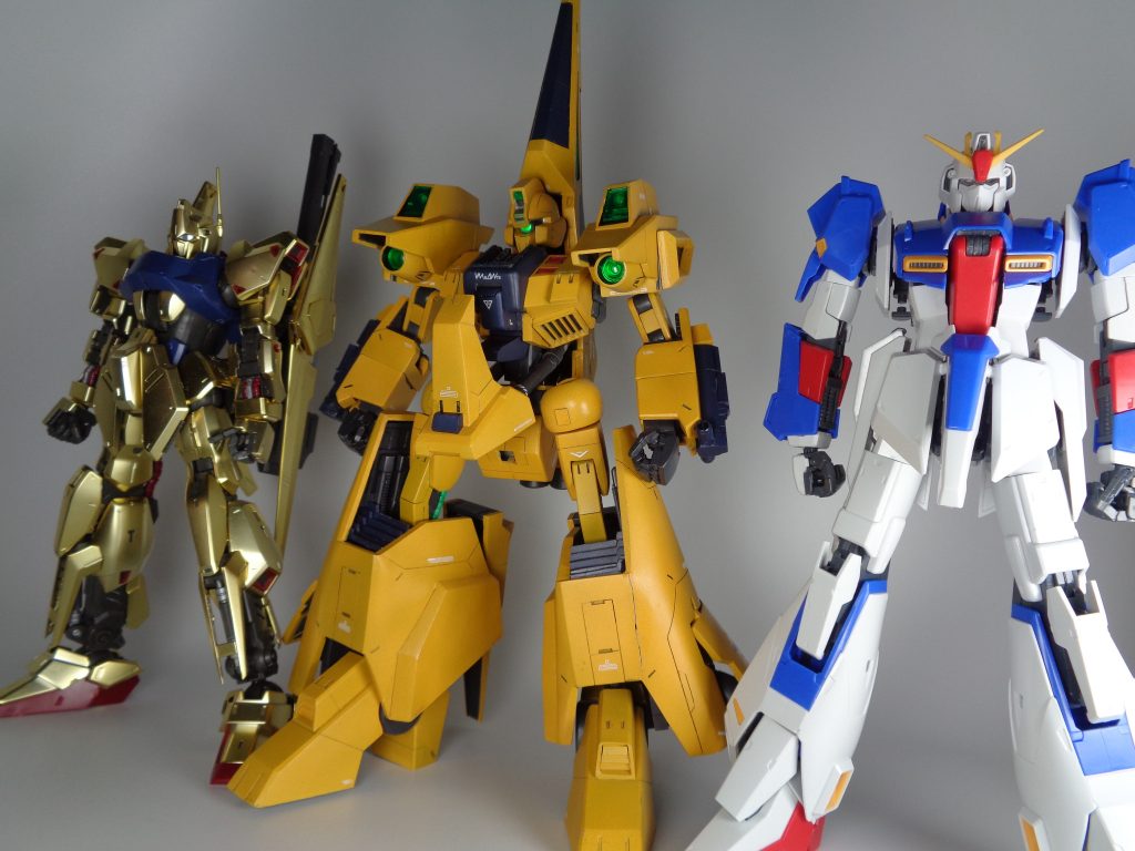 エゥーゴチームと並べると劇中の華奢なイメージとちがうがっしりと力強い高頭身になりました。いずれゼータと百式も塗装して飾りたい！割愛してますが実はメガバズ連結用ケーブルとコネクタもつくっております。