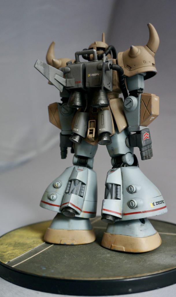 「モビルスーツを人型のまま飛行させる」と言うプロジェクトは非常にロマン溢れる試みだったのでしょう。人型を保つことで全方位的な射撃と近接戦闘能力を維持しながら重力下において宇宙空間と同じように立体的に戦えることは戦略的にも意味がありそうです。残念ながら1年戦争当時はその試みは思うように成果を上げられず、人型のまま飛行するMSの登場はグリプス戦役時のバイアラン開発まで待たなければなりませんが、ラプラス事変の際のトリントン基地でのバイアラン同型機の戦果を見れば、人型のまま飛行するMSというコンセプトは間違っていなかったことがわかります。