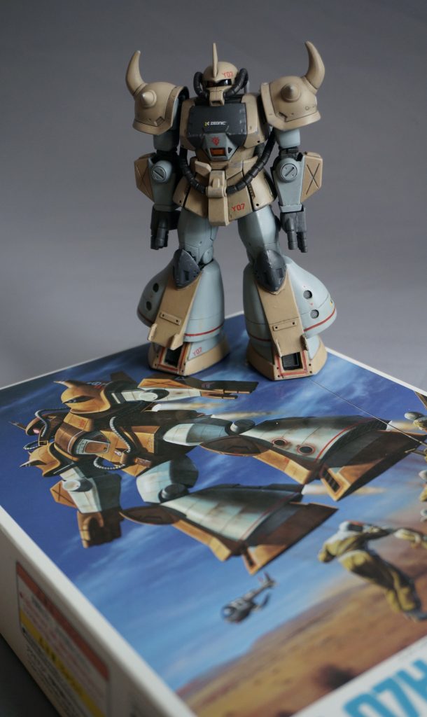 旧キット箱絵と。グフ「どお?俺かなり飛んでない?」ルッグン「そーでもないっす!」的な会話が聞こえてきそうな微笑ましい実験風景です。まさにジオン驚異のメカニズム。