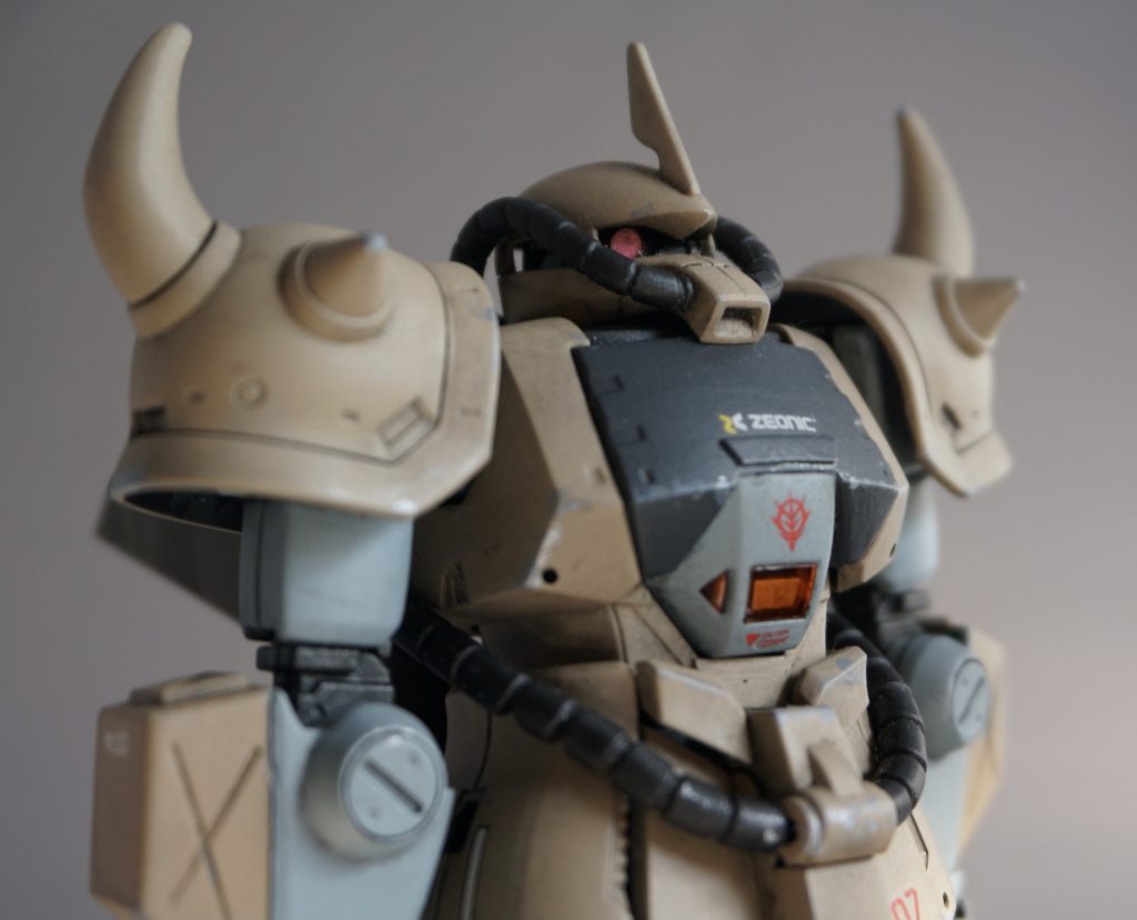 プロトグフはクチバシが長いので短く削り込んであります。またモノアイレールもグフ特有の上まぶたの「Vの字」になっていないので、エポパテで整形しました。飛行試験型のモノアイレールは全方位型ではないのですが、飛行する上では全方位型の方が良いのではないかと思い残しておきました。