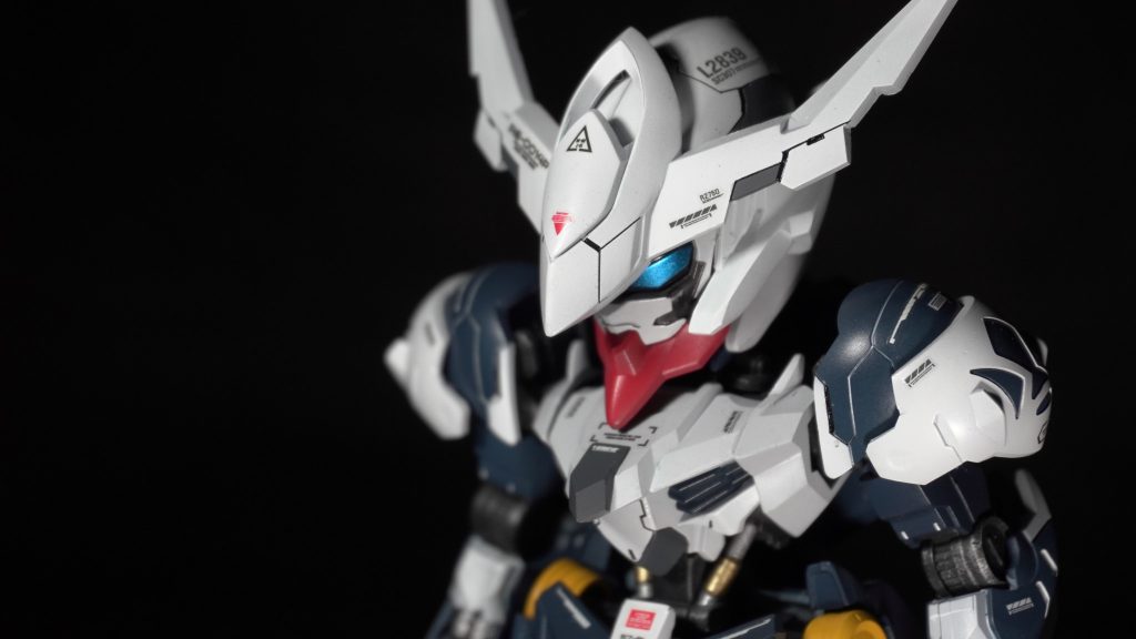 頭部の大きさに合わせて、胴体を横に幅を広げ、腕の軸を伸ばして肩幅も広げています。