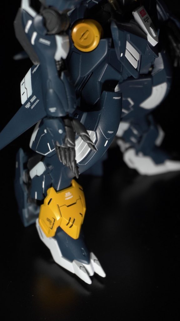 ワンポイントで片側のアンクルガードをイエローに。