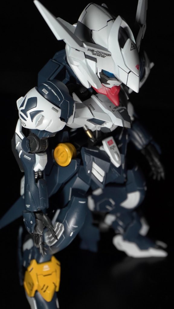 頭部のみSDを使用。他は全てHGで、足を切断し頭身を調整しています。