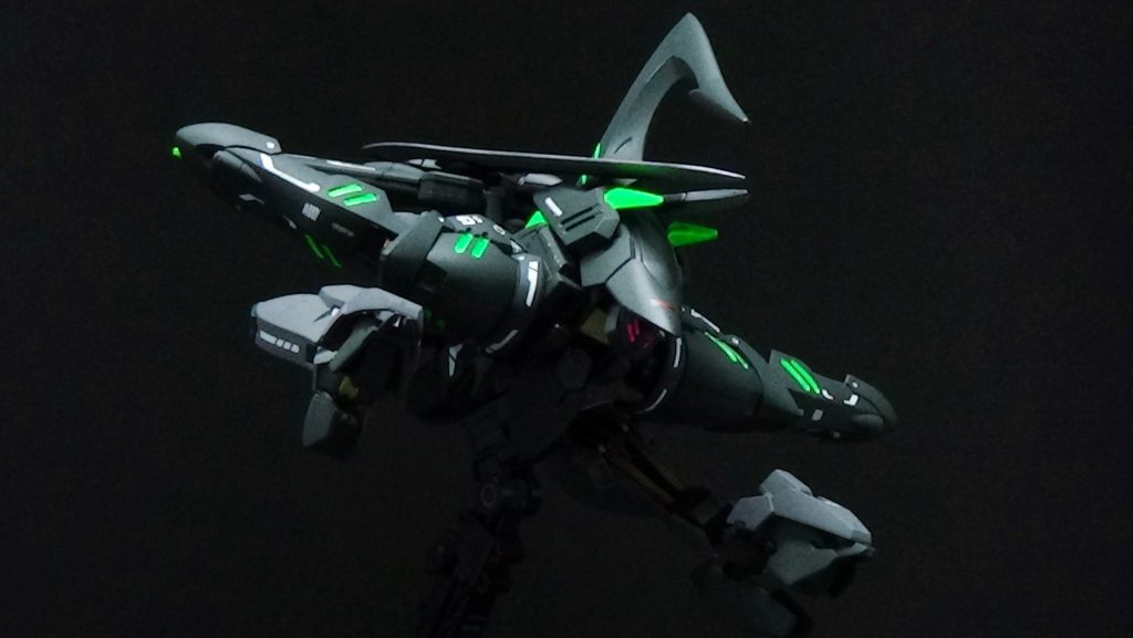 更にMA形態に変形し、前面に集中した装甲と機動力を生かした一撃離脱戦法を行うこともできます。