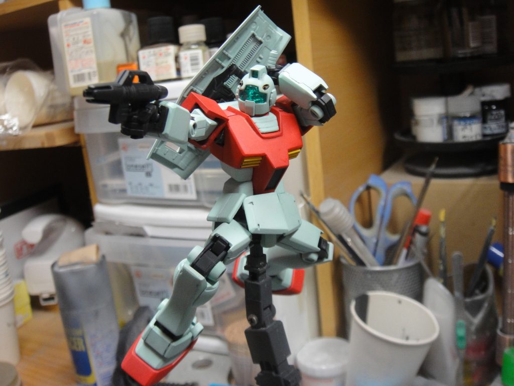 リバイブガンダムの関節を移植しているのでサーベルに手が届きます。