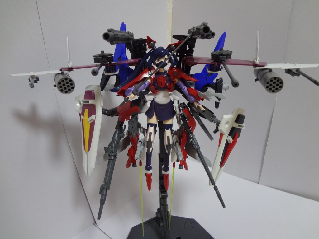 複数ブースターによる高機動力で戦場に突入し、圧倒的な火力で一掃する事を目的とするアヤメ専用特殊武装。重火器の他に刀剣類も装備されているため近接戦も可能である。しかし、その重武装から機体の小回りが劣るため、ファンネル兵器に対してはやや弱い。設定的には、以前投稿したシナンジュ・ミキシングバードはこいつの支援機体という脳内設定です。元々素体モードで遊んでいたのですが、メガミデバイスに出会っていつの間にか武装モリモリになってしまったという経緯。