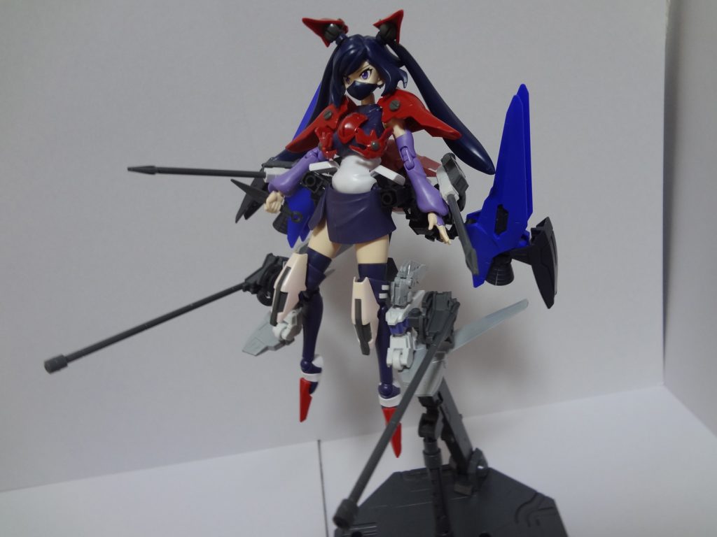 武装換装モード。(武装例1:機動砲撃形態)必要に応じて機体の武装を入れ替える事も可能。武装てんこ盛りの装備は、文字通りの「武器庫」なのである。