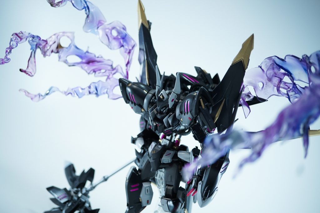 デスティニーとかのﾋﾞｼｨｯ!とした翼ではなく、死神の翼のような細く気味の悪い造形を目指してみたつもりです