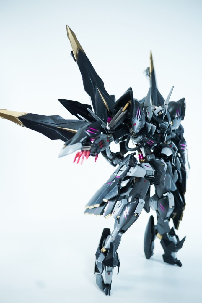 ウイング、ないしマント状に展開が可能