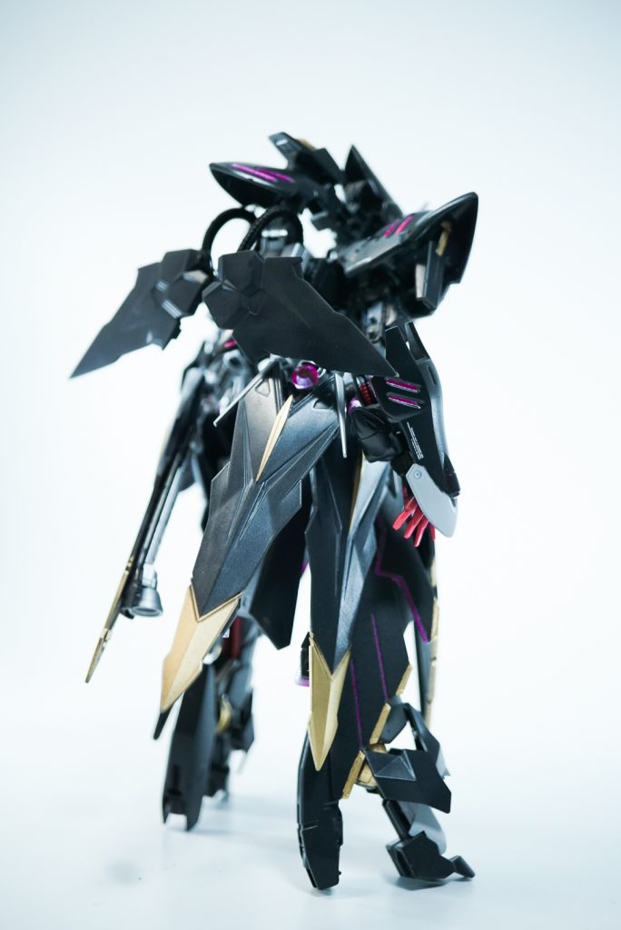 追加装備のウイングバインダーディフェンシブモード時は下部に畳んでローブの延長のような形状ですが