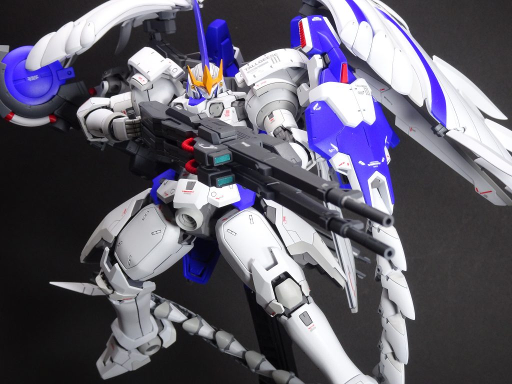 ツインバスターライフルは、過去のHJ作例にあった、スナイパータイプのツインバスターライフルのアイデアを取り入れました。通常のバスターライフルに持ち手を追加してますが、羽根への格納は可能です。