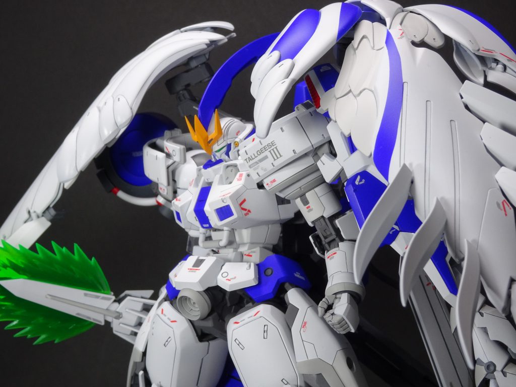 首は接続軸を延長し、顎が引けるよう調整。肩は重みで下がらないよう、プラ板のスペーサーで調整。腰は前後の角度を「くの字」固定し、S字立ちができるよう調整。ただし、ポリキャップと３ミリ軸で左右に振ることはできます。