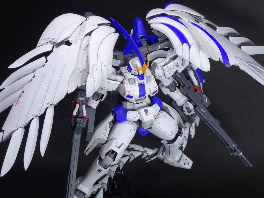 ゼロの羽根とバックパックを流用。ただ、そのままつけては芸がないので、トールギスの特徴であるバーニアを残しました。羽根片面の青の差し色は、憧れのモデラー、朱凰さんの作例からのインスパイア系です。