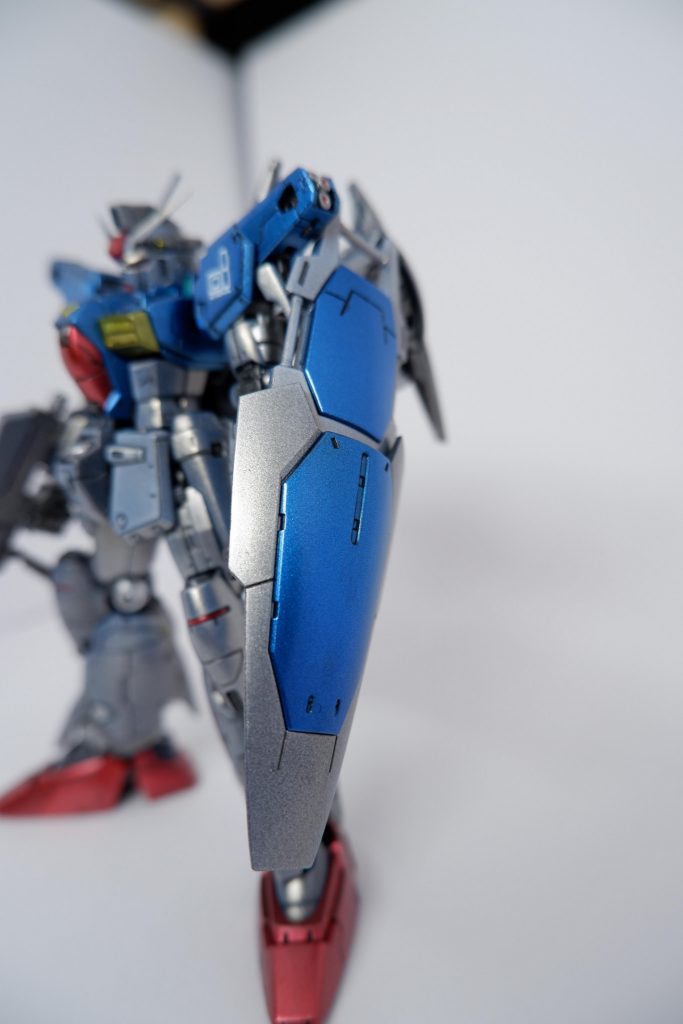 個人的に色合いが好きなシールド。ホワイトシルバーにラスキウスのクリアーホワイトを重ねたものと、GXメタルブルーを使いました。