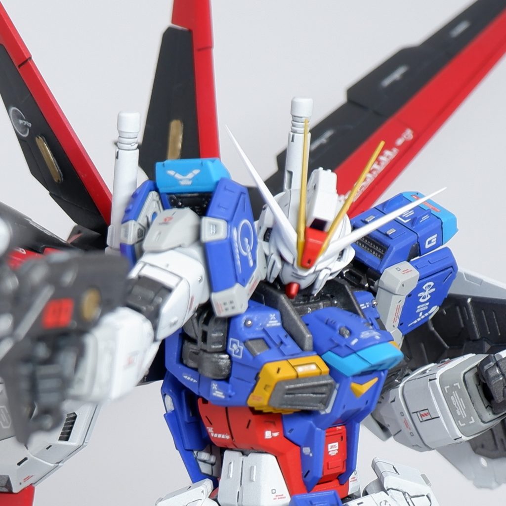 角やシールドなどを延長して尖らせてみた。完成するまで何度もぽきぽき折れて大変だった。