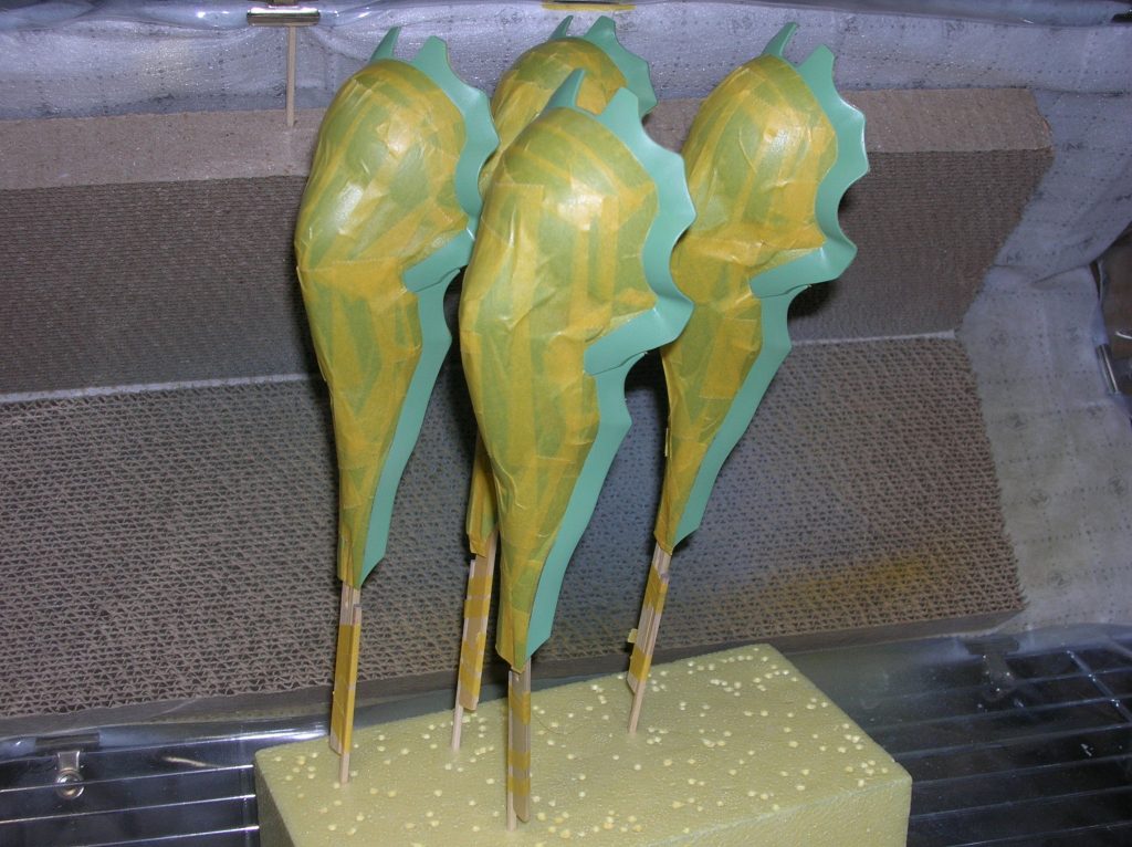 警戒識別塗装の下準備。大きくマスキングして縁を「黄土色」に着色。