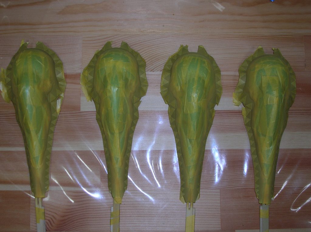 その後、現物合わせで三角形にマスキング。この状態でさらに「黒」を吹いてからマスキングを全て撤去すると警戒識別塗装が管制します。