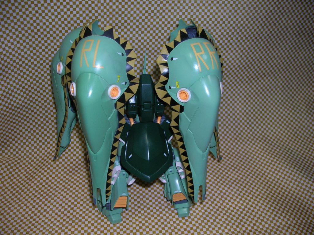 バインダー及び本体に搭載された火器に関しても、火器管制システムとの結線のために、ナンバリングが仮塗装された。これも、複雑な機体構造ゆえの措置である。