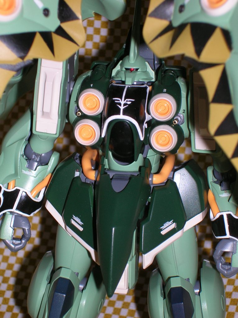 胸部マシンキャノンは金属パーツに置き換えるなど、若干のディテール・アップを施しました。