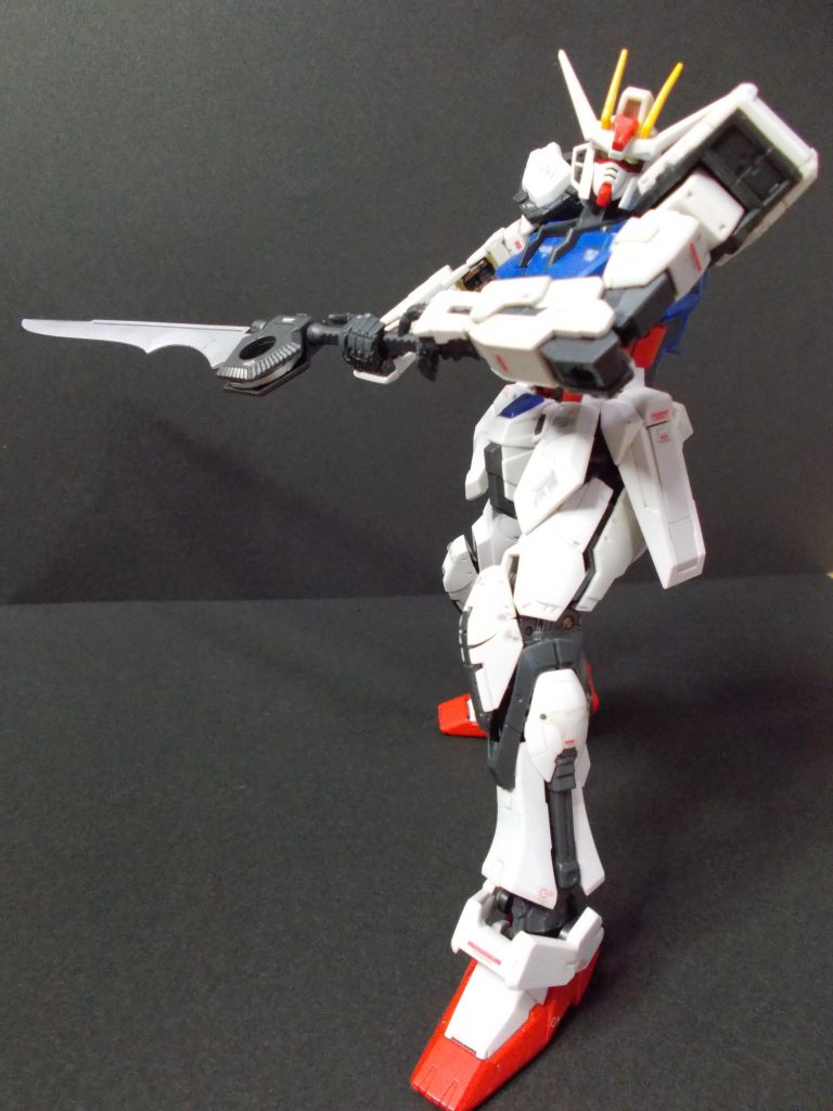 「ＸＭ４０４　グランドスラム」を振りかぶるストライクガンダム。雑誌付録を全塗装し、一部に水転写デカールを貼りました。こちらの刀身も変色していましたが、以前気が付いた時に塗装し直し、トップコートしてあります。
