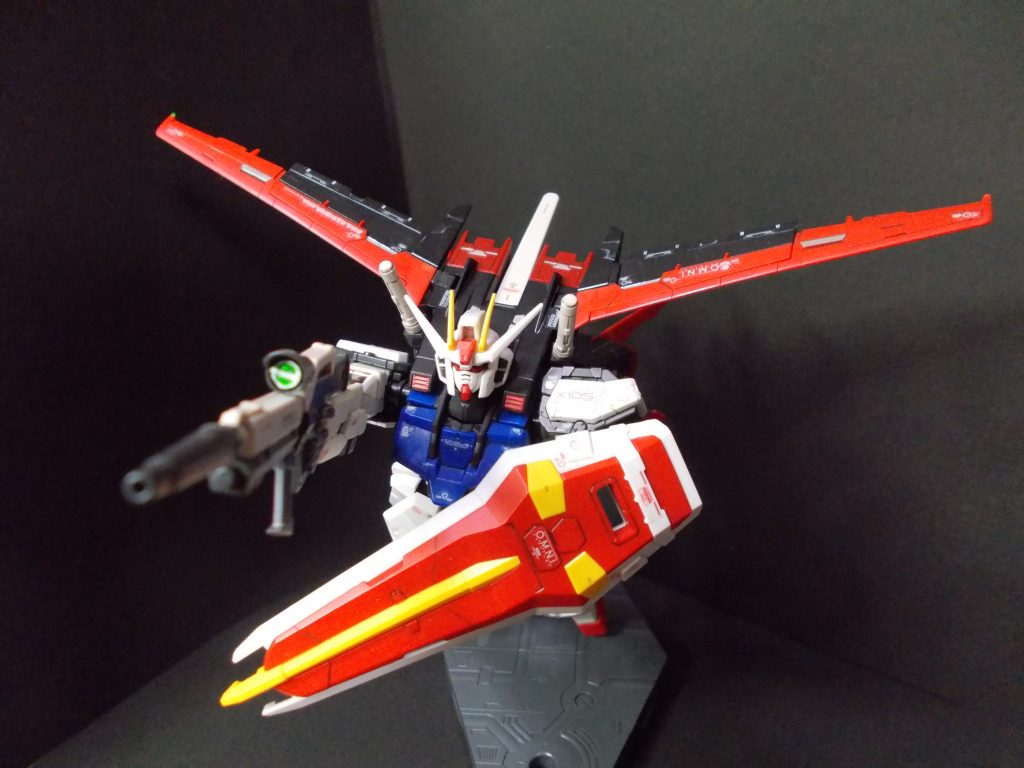 「ＡＱＭ／Ｅ－Ｘ０１　エールストライカー」及び「57mm高エネルギービームライフル」・「対ビームシールド」を装備した「エールストライクガンダム」。このキットの首の長さは、こういったポージングに最適化されていると言っていいでしょう。ストライカー本体は、テトロンシールの追従が期待出来ない箇所を中心に部分塗装しました。