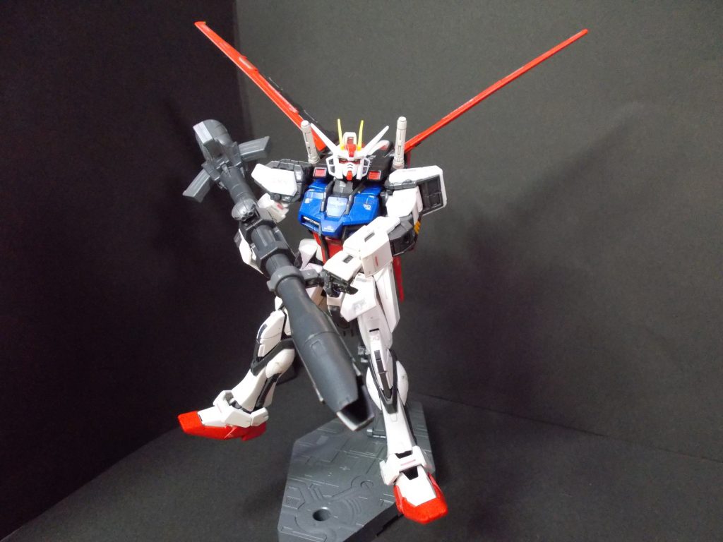 「ストライクバズーカ」を構えるエールストライクガンダム。こちらは、別売の「システムウェポン　０１０」のものをそのまま使用しています。