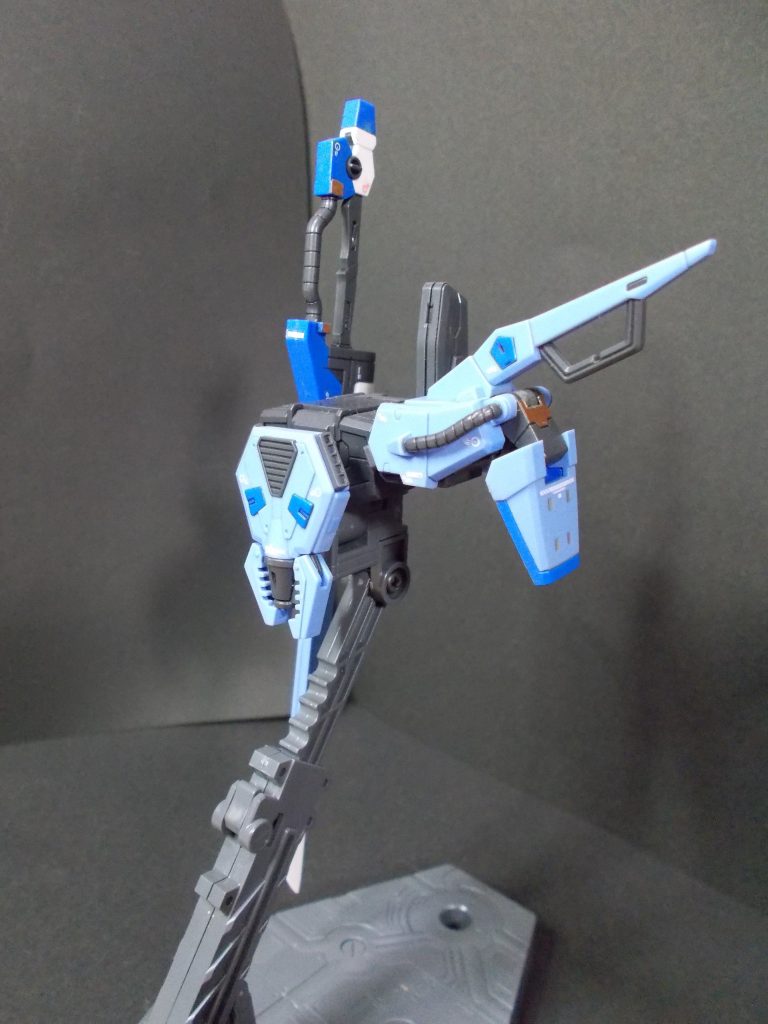 左肩に小型ショルダーアーマーとビームブーメラン「マイダスメッサー」。左腕部にシールドを兼ねた基部と、ロケットアンカー「パンツァーアイゼン」。キットでは、リード線にて射出状態も再現出来ます。