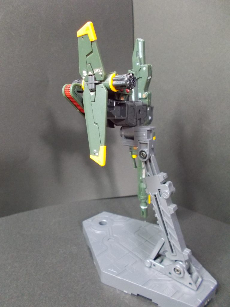 「ＡＱＭ／Ｅ－Ｘ０３　ランチャーストライカー」。右肩には可動式の小型シールドを備えた「コンボウエポンポッド」があり、武装は「120mm対艦バルカン砲」と「350mmガンランチャー」。キットでは、専用のアタッチメントを介して取り付ける必要が有り、かなり組み替えが面倒。