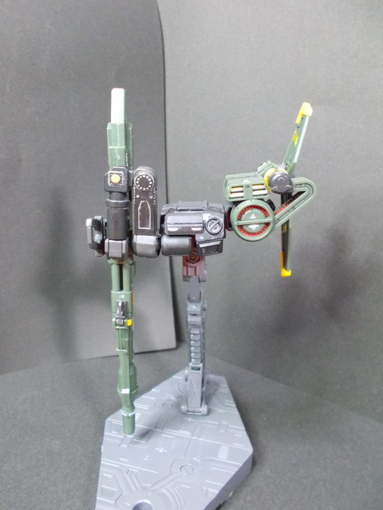 背部から、「ランチャーストライカー」本体と「320mm超高インパルス砲『アグニ』」。「アグニ」を支えるフレキシブルアームは収まりが悪く、キッチリと位置出しするのがたいへんです。