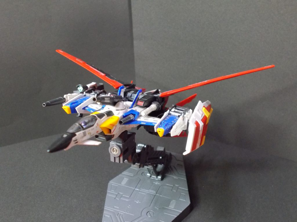 別売の「ＲＧ　スカイグラスパー」に、エールストライカーを取り付けた状態。専用アタッチメントにより、ビームライフル・シールドも取り付けられます。