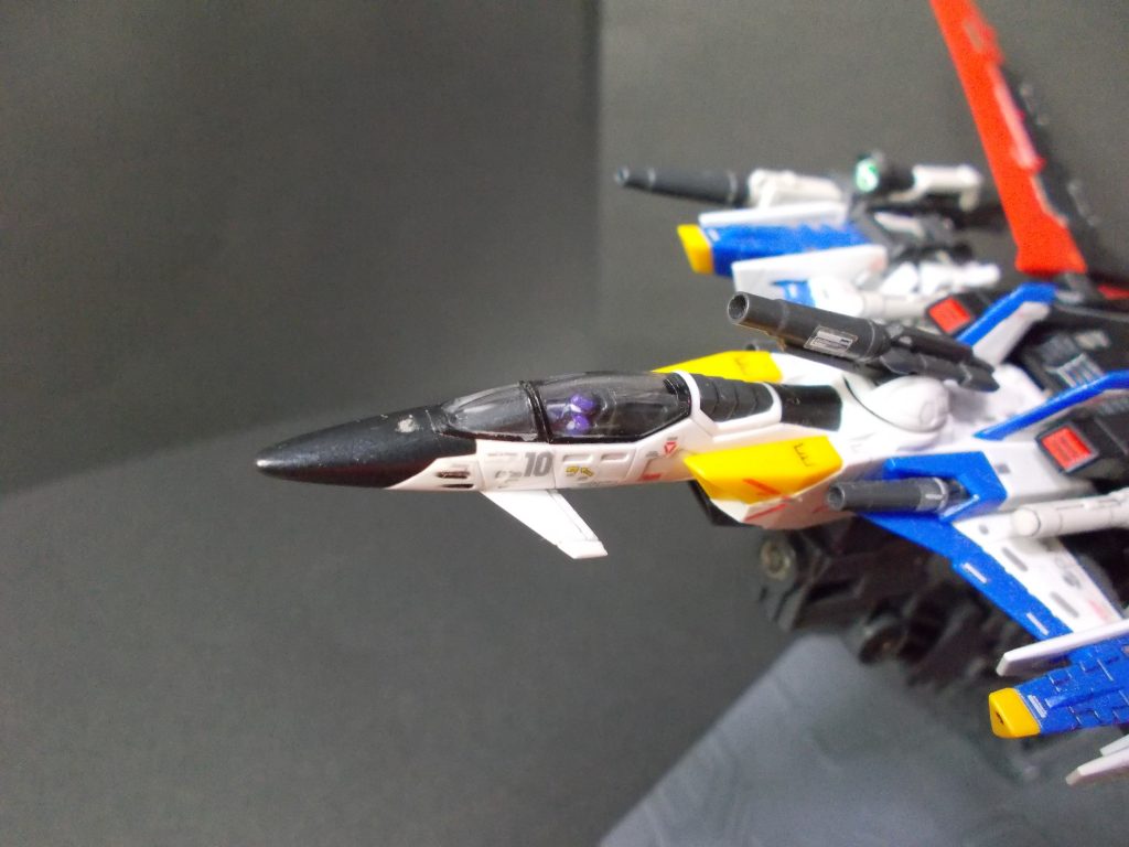 コックピット内の「ムウ・ラ・フラガ」も可能な限り塗り分けて塗装。キャノピーのフレームはマスキングテープにてエアブラシにて塗装。また、全体を「水性ホビーカラー」のクリアを「半ツヤ」で吹いてあり、キャノピー部は専用溶剤を軽く含ませた綿棒で拭き取りを行なってここのみ「ツヤ有り」にしています。