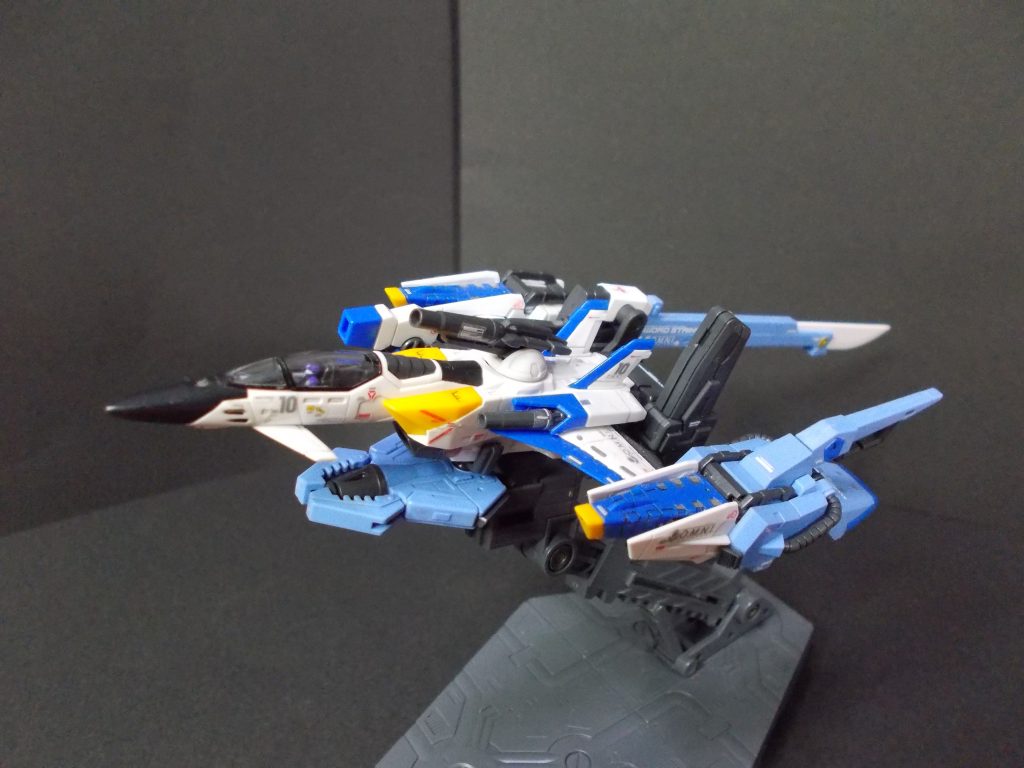 スカイグラスパーに装備。「パンツァーアイゼン」は、専用アタッチメントを介して機体下部に懸架。小型ショルダーアーマーは割と簡単に取り付けられます。