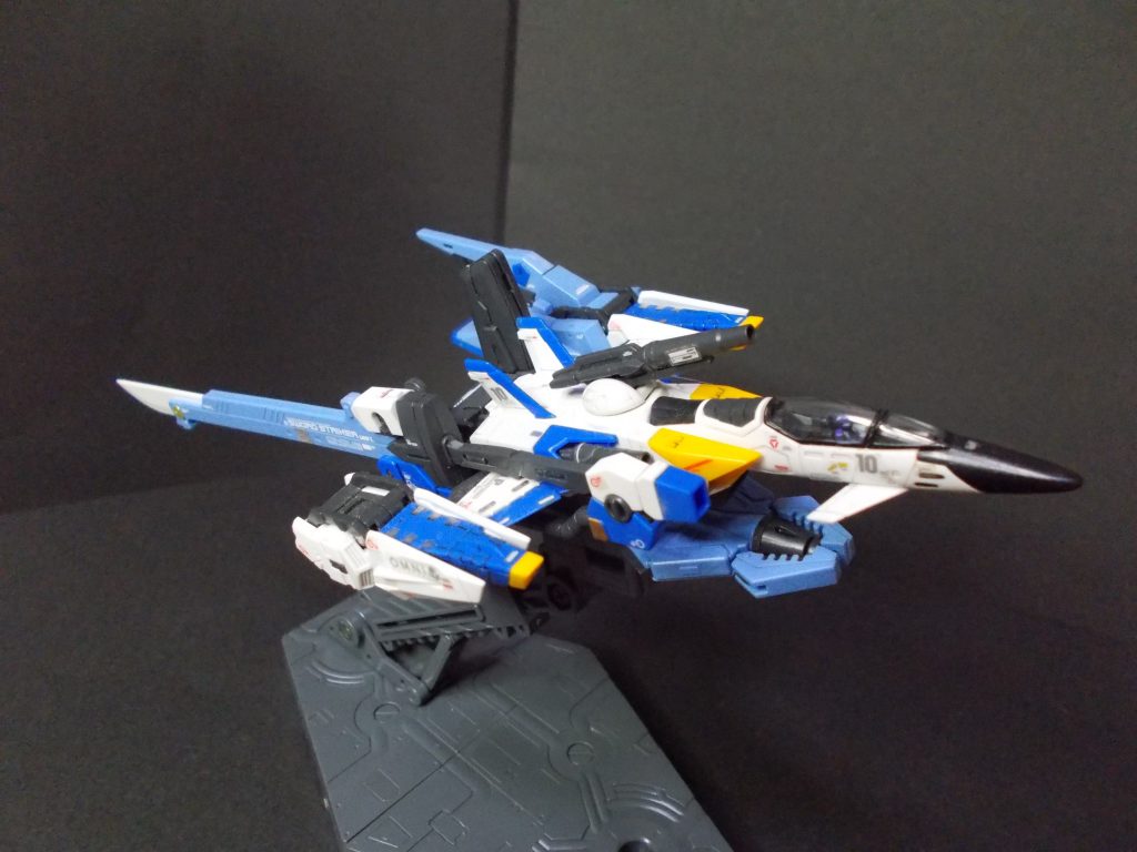 「シュベルトゲベール」は、スカイグラスパーの主翼に柄部を一度展開して取り付け。劇中の「対艦ビームソード攻撃」も一応再現は可能な様です。