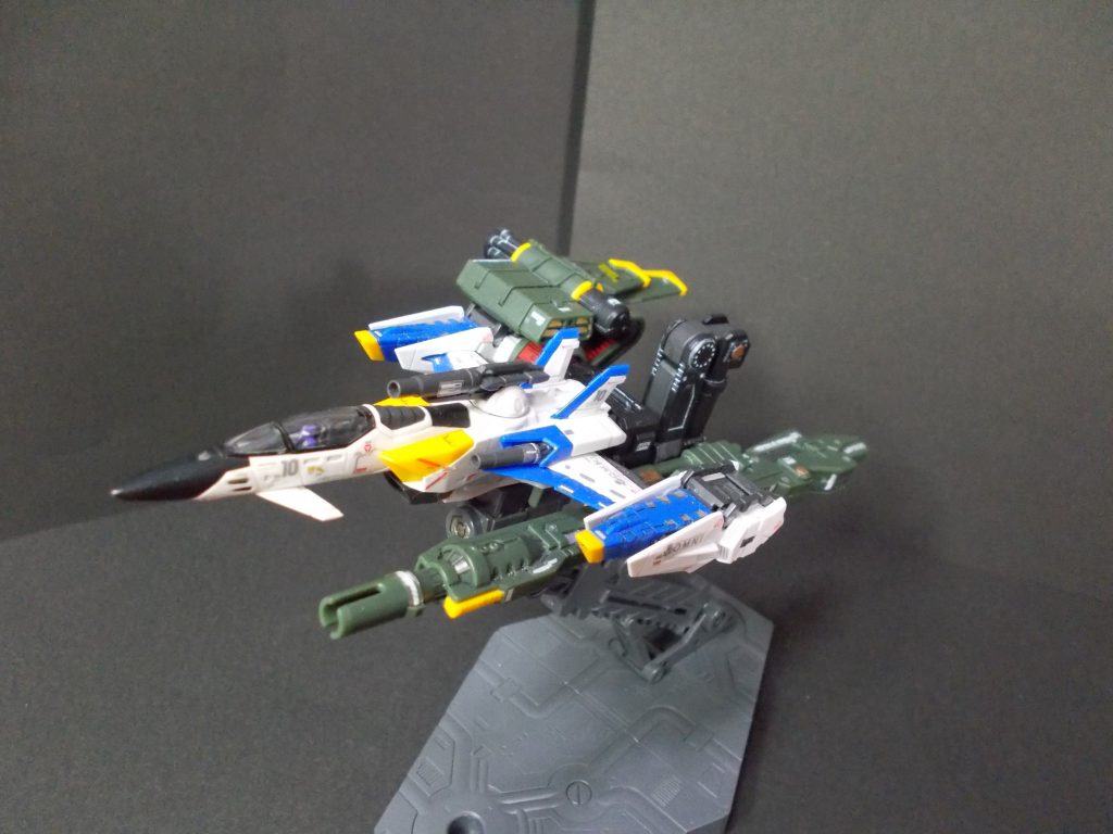 スカイグラスパーに装備。このポジションの場合、「アグニ」の砲身が位置決め出来る嵌合部（かんごうぶ）が有るので安心です。