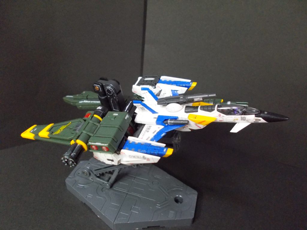 「コンボウェポン」は、アタッチメントを一度スカイグラスパー側に向きに注意してはめ込み、その上で取り付けます。うぅ。破損させそう。