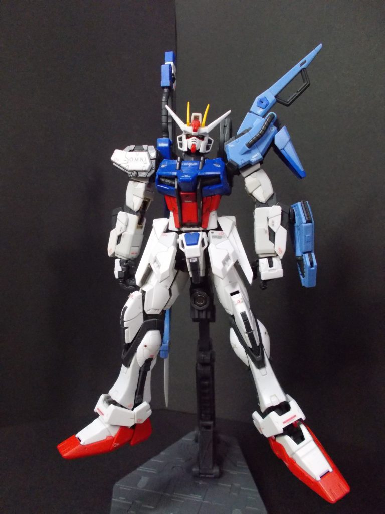 別売の「ストライク」へ装着。左肩のショルダーアーマーは、比較的簡単に取り付け可能。「マイダスメッサー」は、取り付け方向を間違えやすいので要・注意です。