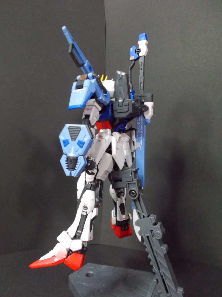 「パンツァーアイゼン」基部は、スカイグラスパー用とは別のアタッチメントで左腕に装着です。