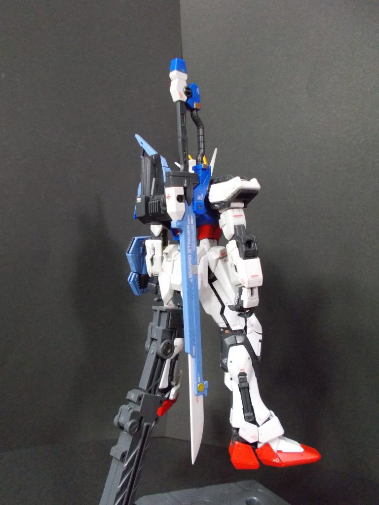 ストライカーパックに取り付けた状態の「シュベルトゲベール」は立位でギリギリ切っ先が地面に接しない程度。キチンと手に持たせるのが吉ですね。