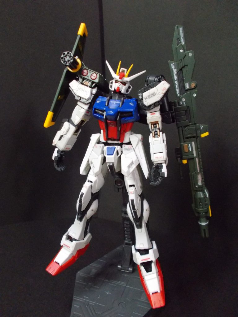 別売の「ストライク」へ装着。右肩の「コンボウェポン」は、スカイグラスパーと同じ手順で取り付けます。