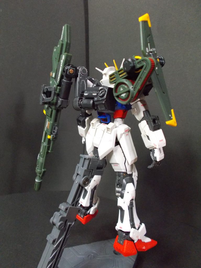 「アグニ」は、脇の下を通して前方に指向出来ますが、フレキシブルアームを動かすのが超・面倒。一応、シリコンオイルを塗布していますが、それでも硬いです。