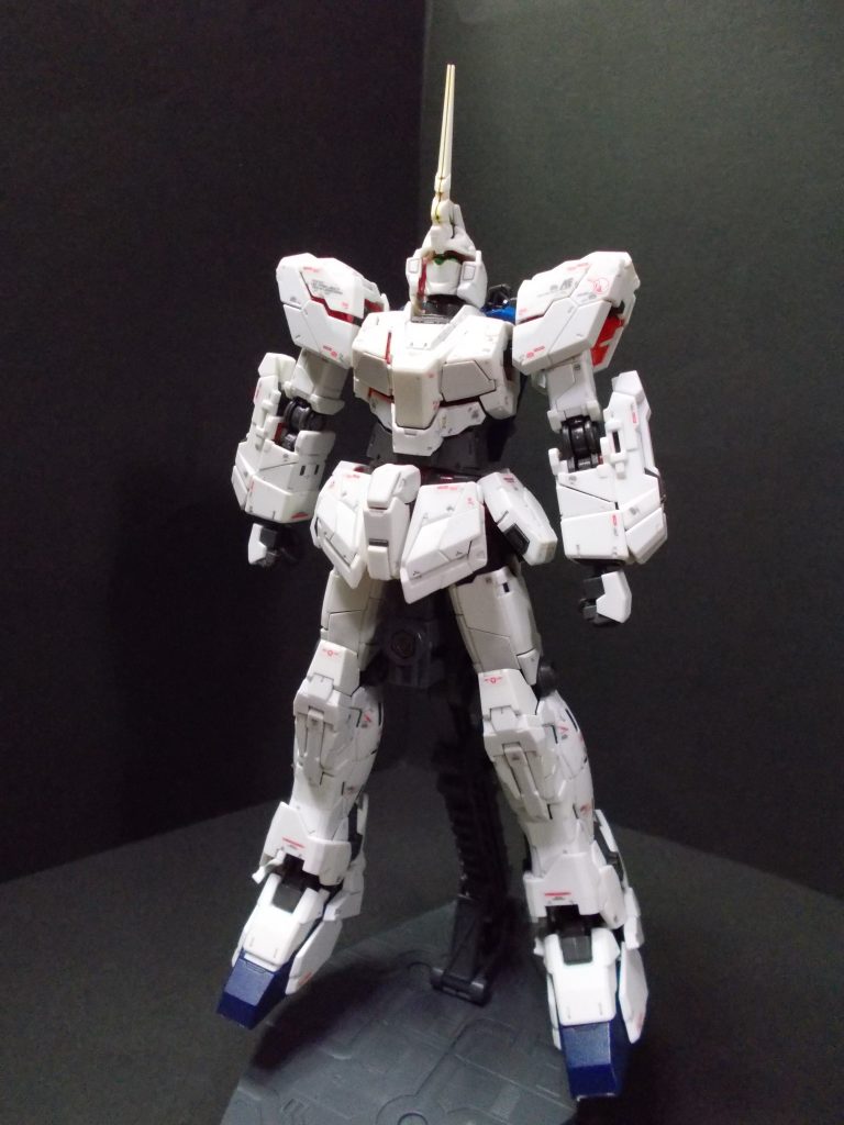 続いて「ユニコーン・モード」。左肩の「ショルダー・アーマー」がキッチリ閉じていないのは、パーツを組んだ時に「斜め」に刺さってしまったからの様です。このパーツは、一度組むと破損覚悟で無いとパーツが外れないので、次に組む時は要注意ですね。