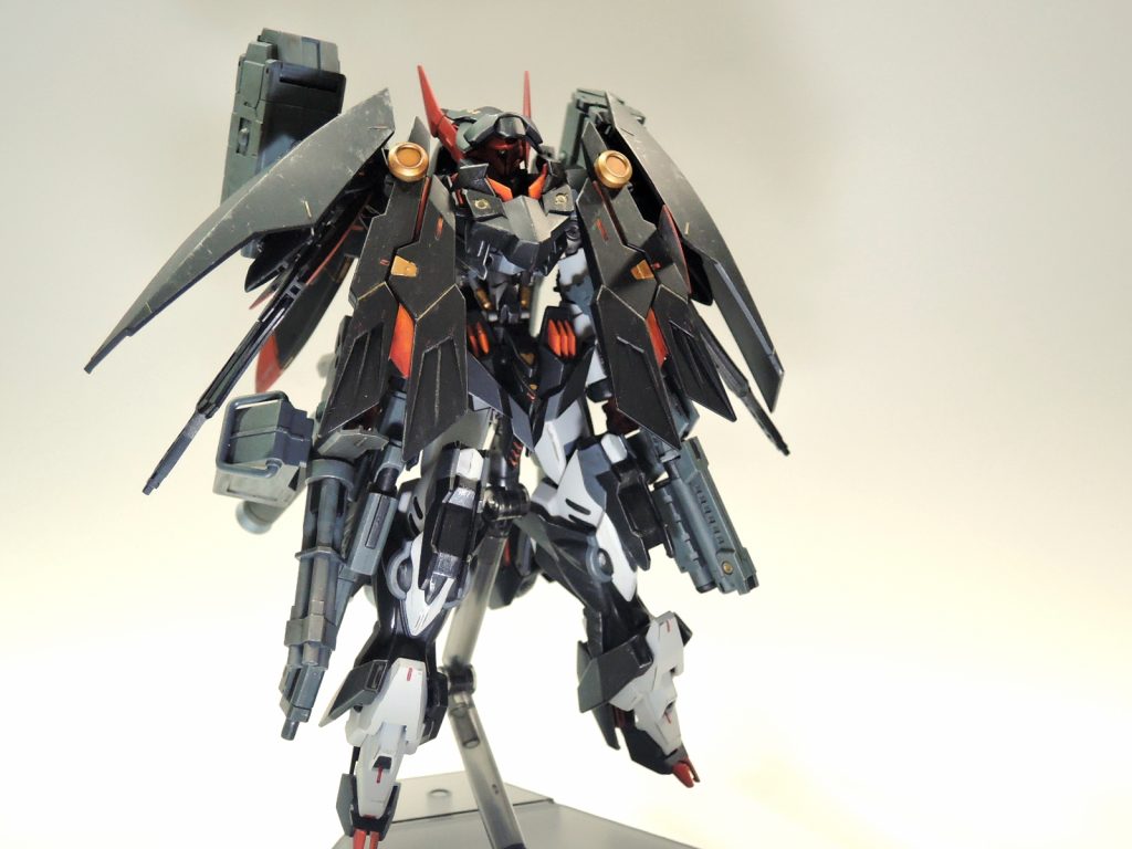 本機は単機での運用というよりバエルを始めとした主力近接型ガンダムフレームがセラフ級MAと交戦出来るように敵陣形に穴を開け乱戦状態へ移行させるために運用された、その為の防御力と火力である。乱戦移行後は味方機の壁となりMAの攻撃をその身で受け止めながら高加速による体当たりと火器によるアシストをメインとした。 グレモリーを駆った当代の乗り手は本機を乗りこなすためその身に義体化手術を施し、生身の大部分と寿命を代償に厄祭戦を戦い抜きその生涯を終えた、すべてはみんなの笑顔のために!厄災末期になると物資不足と人口激減による技術の失伝により満足な整備ができなくなりポテンシャルが低下、強化前の形態へと劣化していくこととなる。